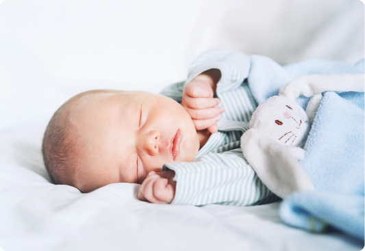 Bebé recién nacido durmiendo siesta con ropa celeste